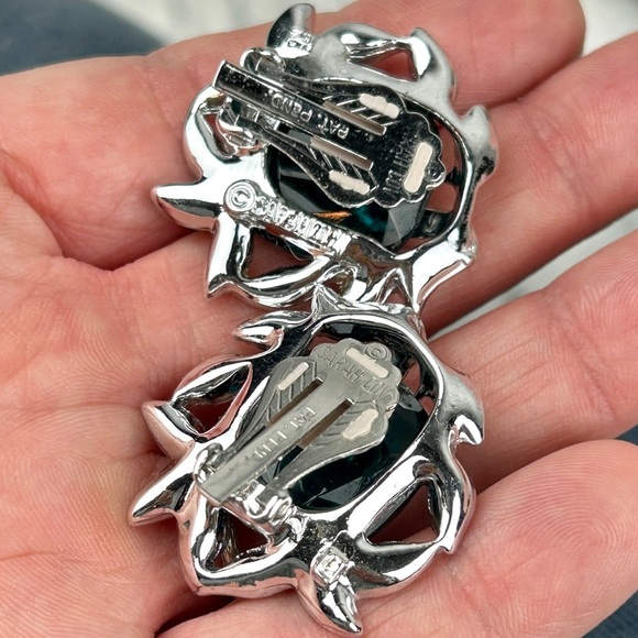 VINTAGE Sarah Coventry Huge Emerald Green Rhinestone Silver Formal Clip Ons - Picture 5 of 5